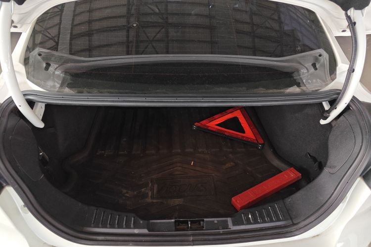 福特 福克斯 2018款 三厢经典 EcoBoost 180 自动精英型中控内饰23