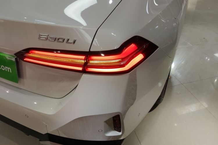 宝马5系 2024款 530Li 领先型 M运动套装车身外观9