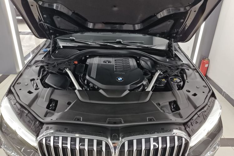 宝马7系 2019款 改款 740Li 领先型 M运动套装机舱底盘24