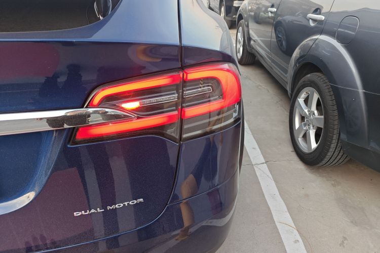 特斯拉 Model X 2019款 长续航版车身外观9