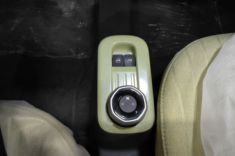 吉利银河 2024款 熊猫mini 200km 耐力熊中控内饰18