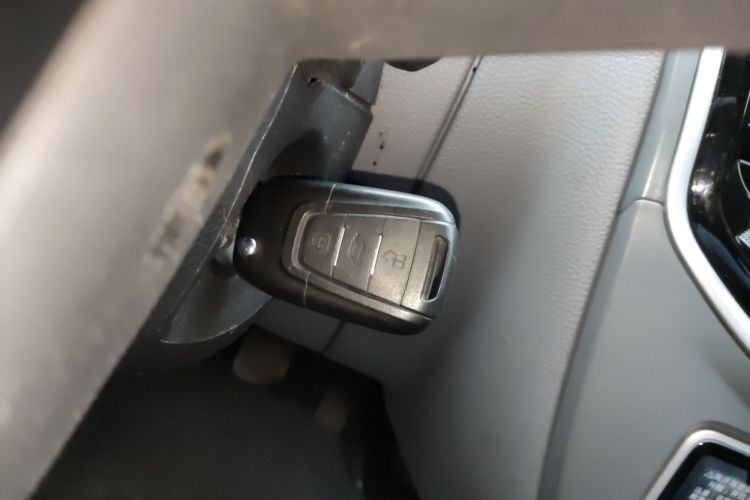 上汽大通MAXUS 新途V80 2023款 2.0T AMT经典傲运通短轴中顶5/6座中控内饰7001