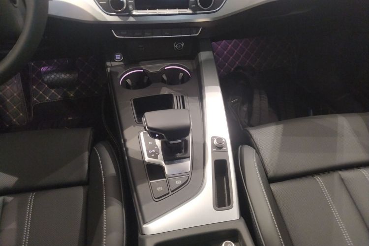 奥迪A4L 2025款 200万辆悦享版 40 TFSI 时尚动感型中控内饰18