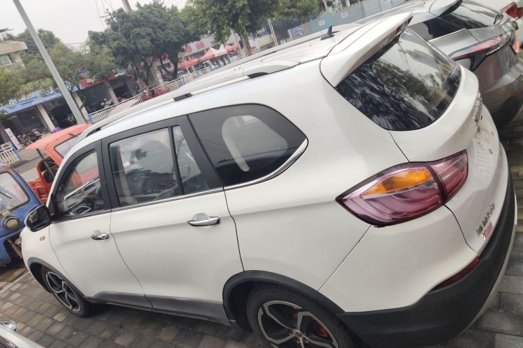 SWM斯威汽车 SWM斯威X7 2016款 1.5T 手动豪华型 7座车身外观4