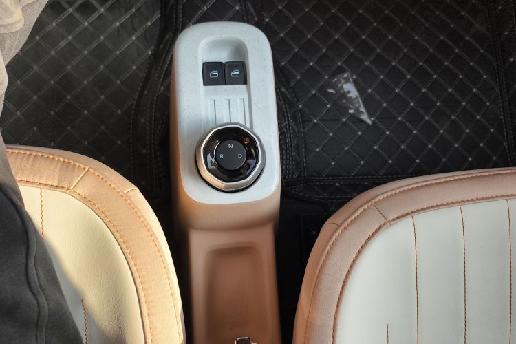 吉利银河 2024款 熊猫mini 200km 耐力熊中控内饰18