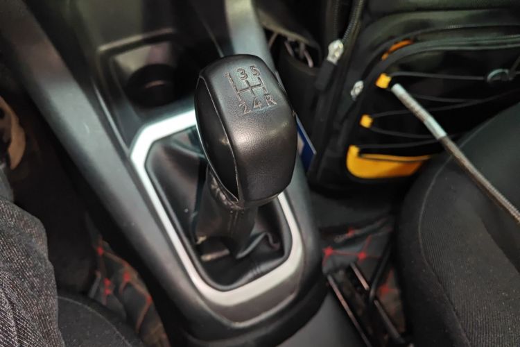 标致301 2016款 1.6L 手动舒适版中控内饰18