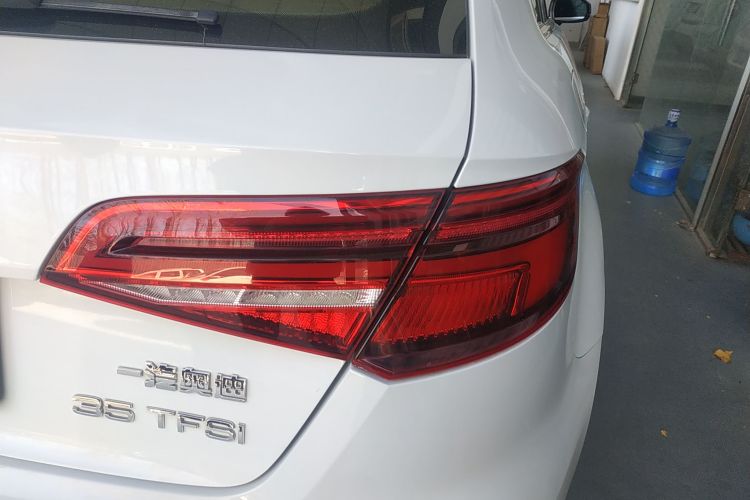 奥迪A3 2018款 30周年年型 Sportback 35 TFSI 时尚型车身外观9