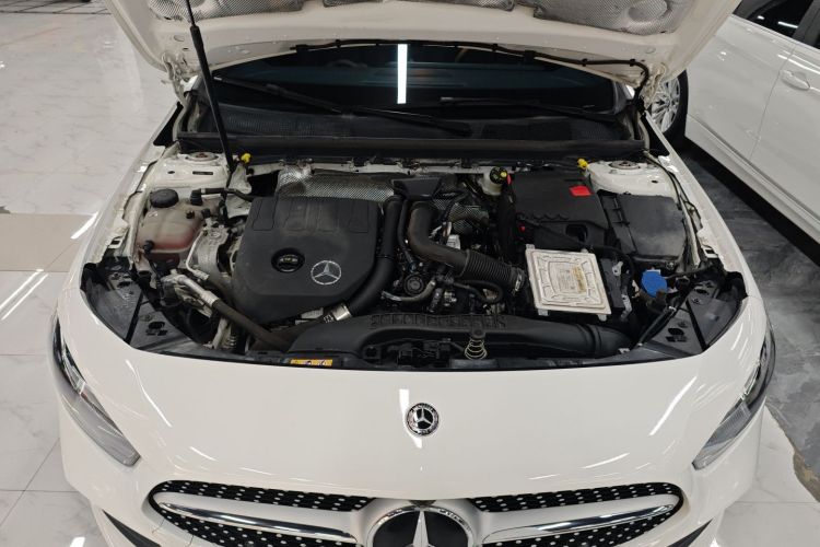 奔驰A级 2020款 改款 A 180 L 运动轿车特殊配置机舱底盘24