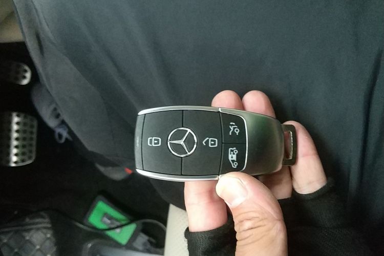 奔驰V级 2024款 V 300 L 长轴距尊贵版中控内饰11