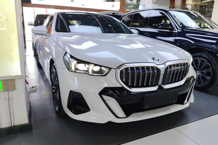 宝马5系 2024款 530Li 领先型 M运动套装车身外观3