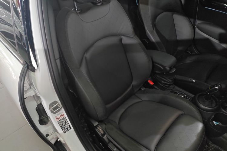 MINI 2023款 改款 2.0T COOPER S 艺术家 五门版局部细节41