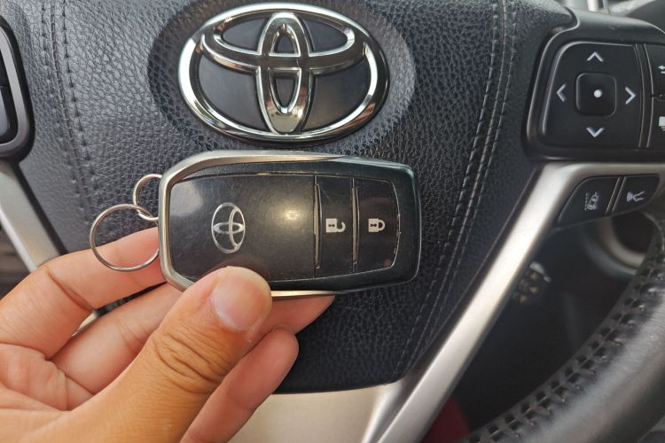 丰田 汉兰达 2018款 2.0T 四驱豪华版 7座 国V中控内饰7001