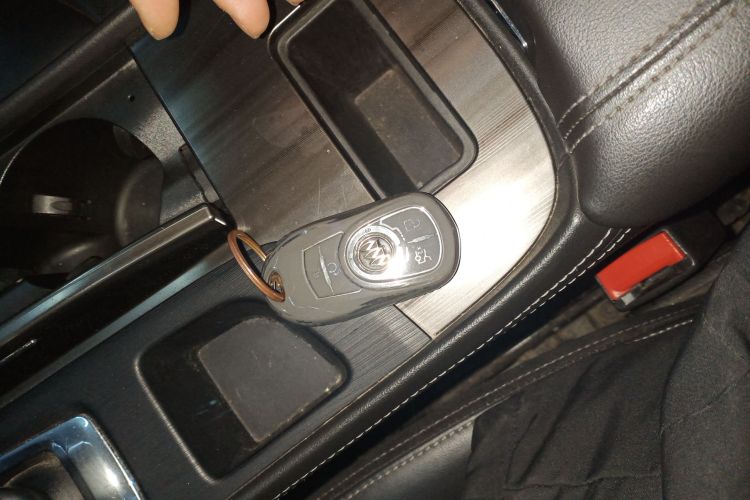 别克 君越 2018款 20T 精英型中控内饰11