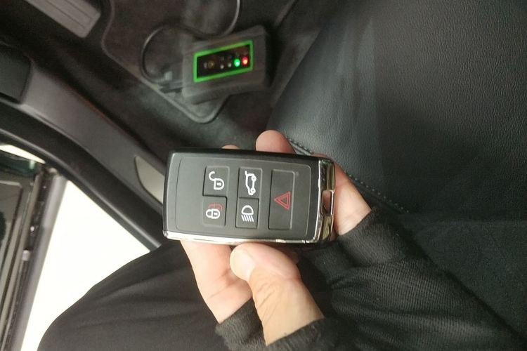 捷豹E-PACE 2024款 耀黑运动版 R-DYNAMIC SE BLACK中控内饰7001