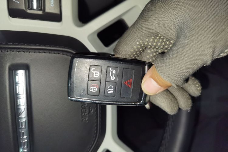 路虎卫士 2023款 110 3.0T P400 X-DYNAMIC HSE中控内饰11