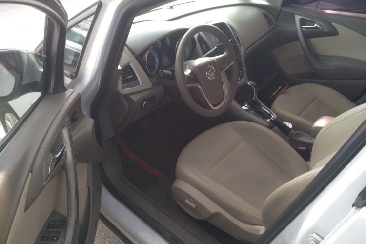 别克 英朗 2013款 GT 1.6L 自动时尚版中控内饰19