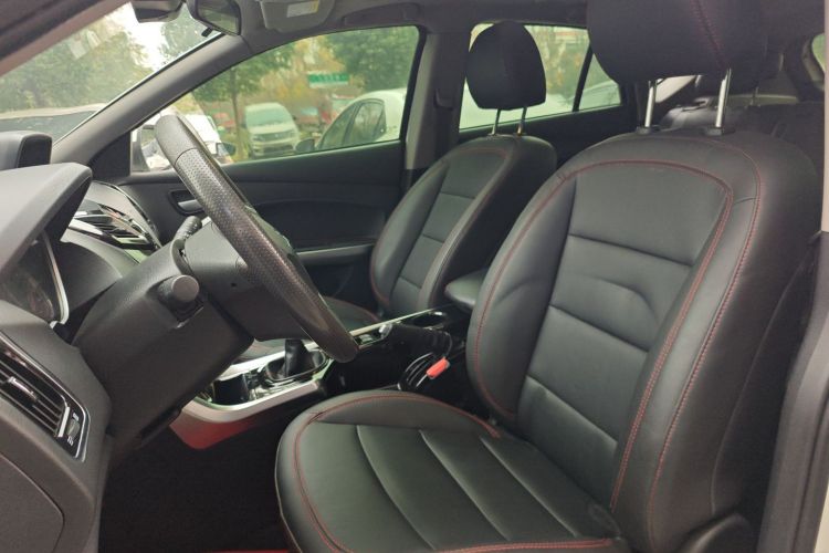 海马S5 2018款 1.6L 手动豪华型中控内饰19