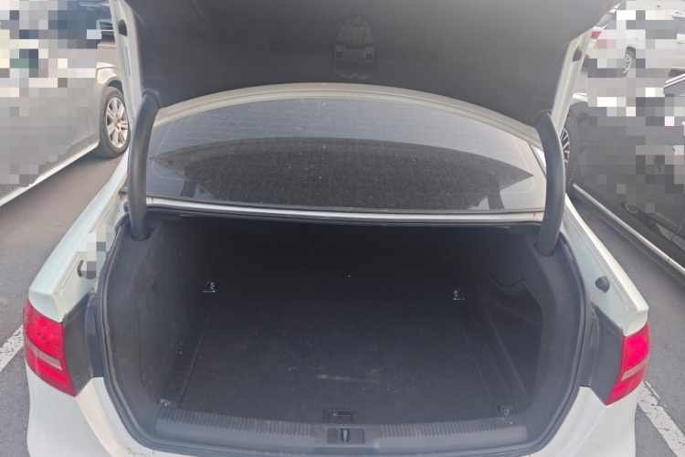 奥迪A4L 2016款 35 TFSI 典藏版 自动标准型中控内饰23