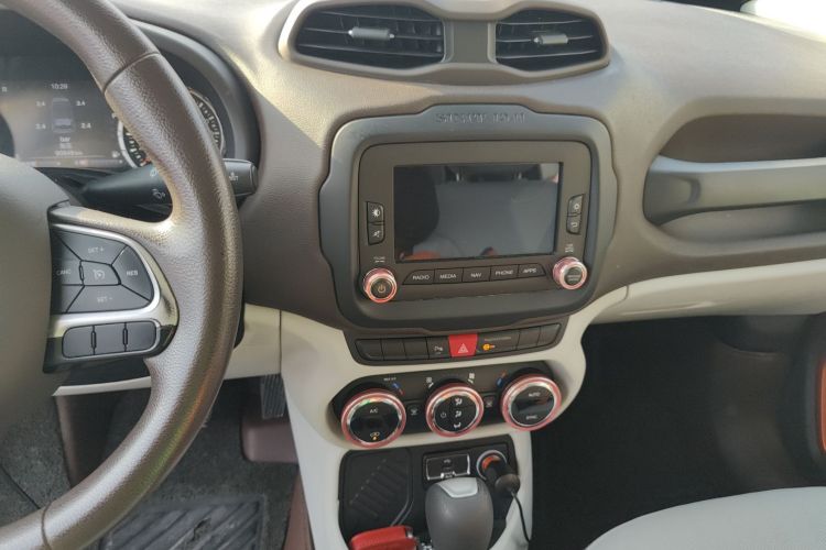 Jeep 自由侠 2016款 1.4T 自动劲能版+中控内饰16