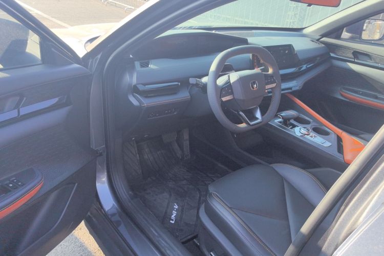 长安UNI-V 2022款 1.5T 尊贵型中控内饰7003