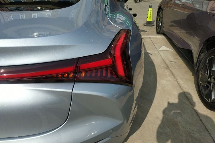 哪吒汽车 哪吒S 2022款 增程版 1160km 后驱中版车身外观9