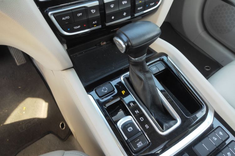 广汽传祺 传祺GS8 2017款 320T 两驱豪华智联版（七座）中控内饰18