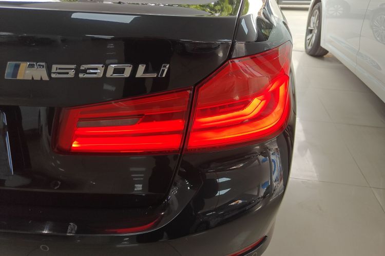宝马5系 2019款 530Li 尊享型 豪华套装车身外观9