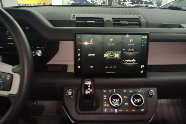 路虎卫士 2024款 110 3.0T P400 暗黑特别版中控内饰16