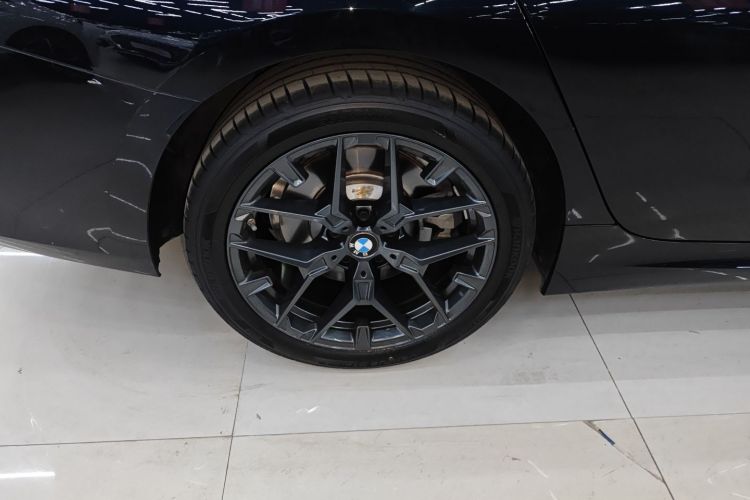 宝马3系 2025款 330Li M运动曜夜套装车身外观6008