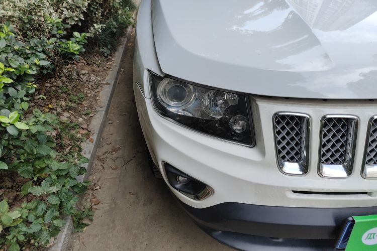 Jeep 指南者(进口) 2013款 2.0L 两驱豪华版车身外观8