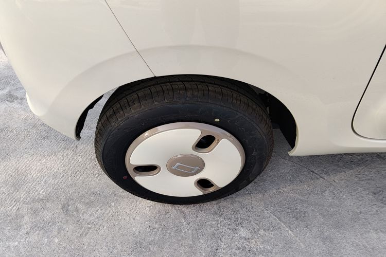 奔腾小马 2026款 222km 闪耀马车身外观6008