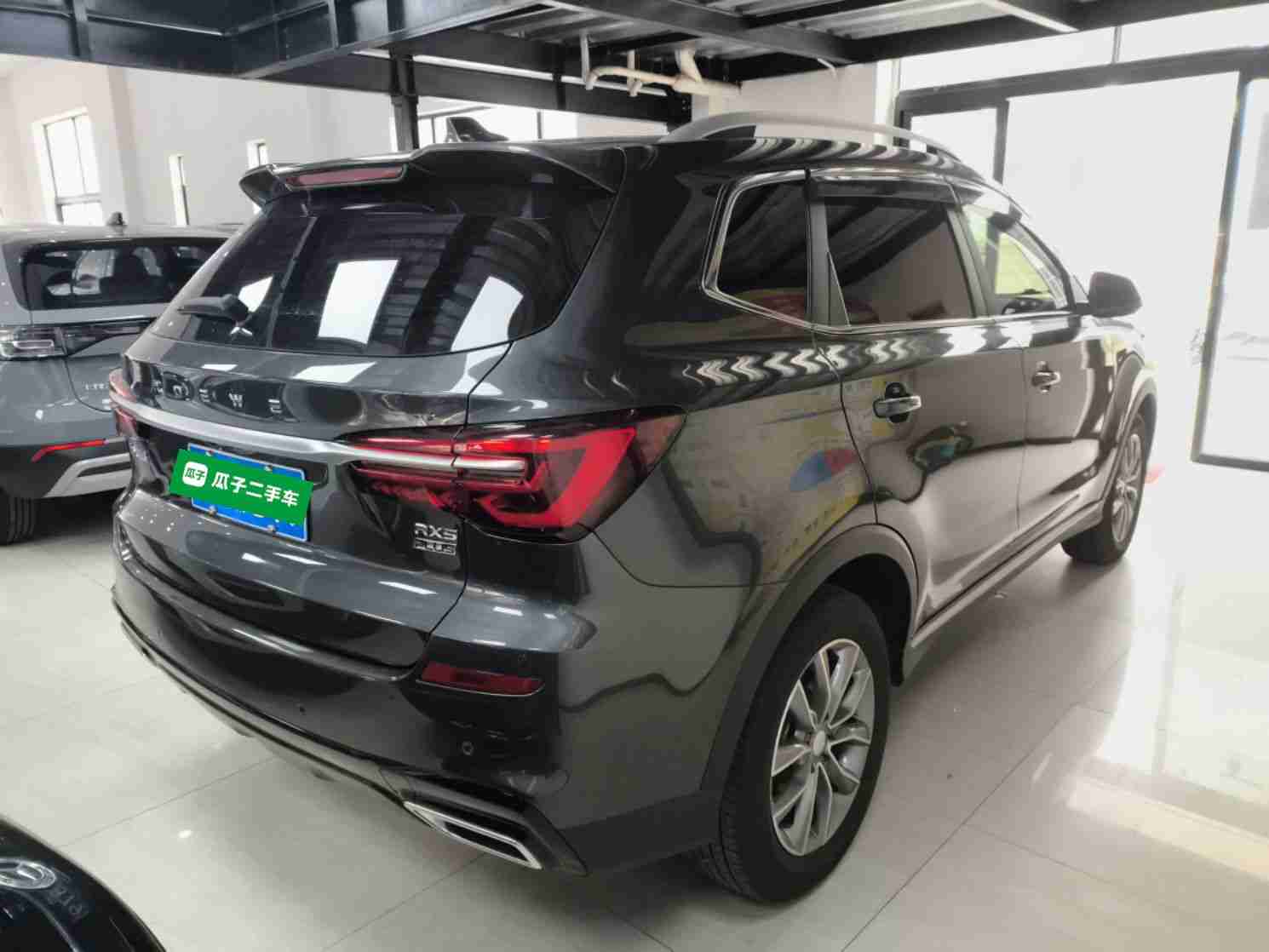 车辆右后45度外观展示