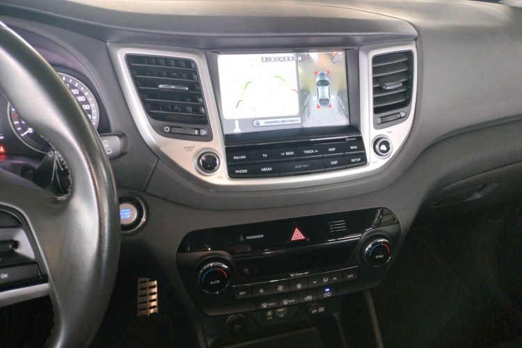 现代 途胜 2015款 1.6T 双离合四驱尊贵型局部细节16