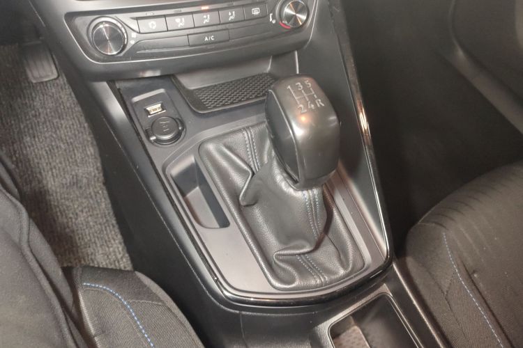 标致308 2018款 1.6L 手动时尚版中控内饰18