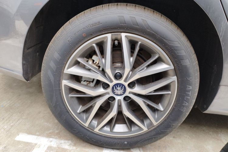 比亚迪 秦PLUS 2024款  荣耀版 DM-i 120KM超越型车身外观6008