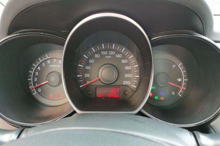 起亚K2 2015款 三厢 1.4L MT GLS局部细节14