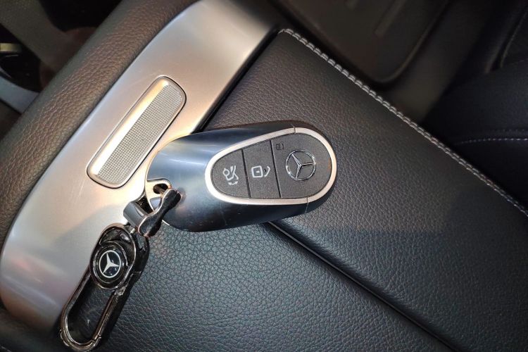 奔驰C级 2024款 改款 C 260 L 运动版中控内饰11