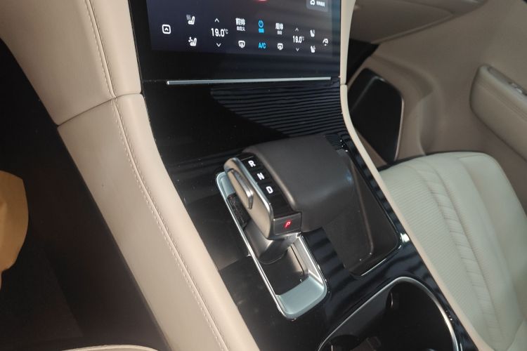 理想汽车 理想ONE 2020款 增程6座版中控内饰18