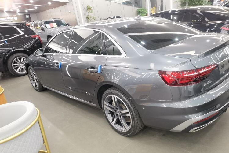 奥迪A4L 2020款 40 TFSI 豪华动感型车身外观4