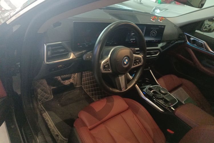 宝马i4 2023款 eDrive35中控内饰7002