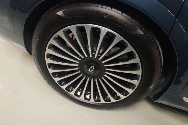 鸿蒙智行 问界M9 2024款 增程 Max版 42kWh 5座版车身外观6008