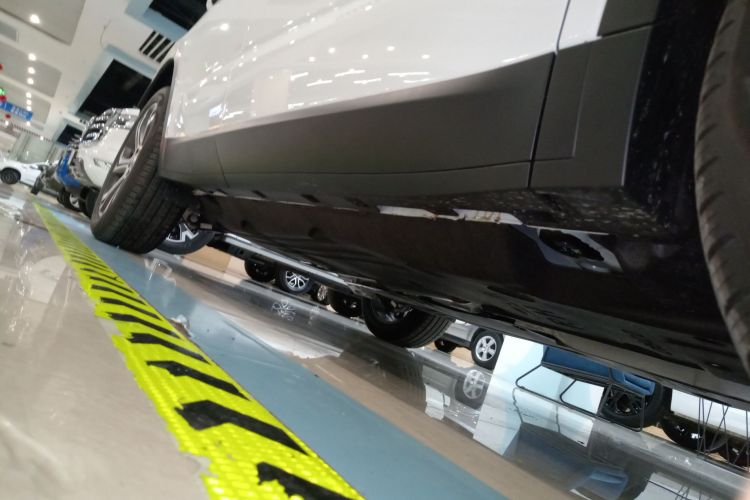 捷豹E-PACE 2024款 耀黑运动版 R-DYNAMIC SE BLACK机舱底盘29