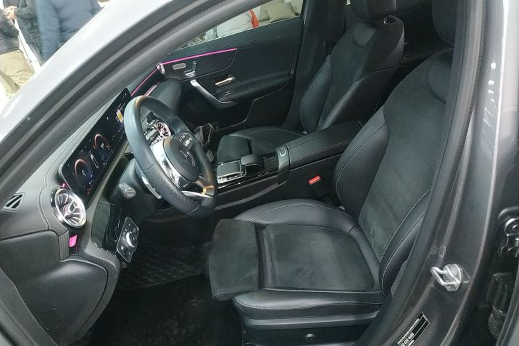 奔驰A级 2020款 改款 A 200 L 运动轿车时尚型中控内饰19