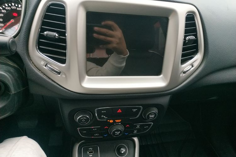 Jeep 指南者 2017款 200T 自动家享版中控内饰16