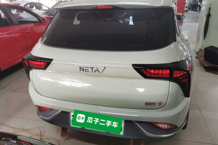 哪吒汽车 哪吒V 2022款 潮 400 Lite车身外观6