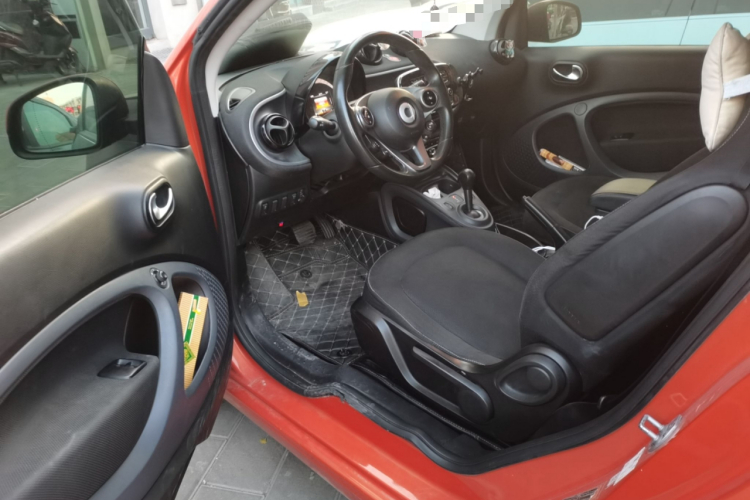 smart fortwo 2015款 1.0L 52千瓦硬顶激情版中控内饰20
