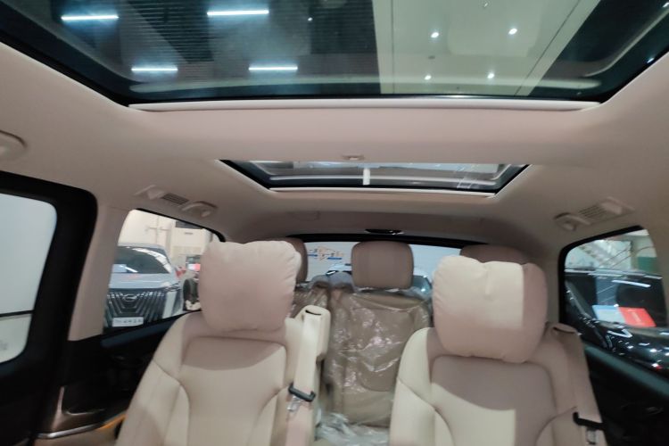 奔驰V级 2022款 V 260 尊贵版局部细节22