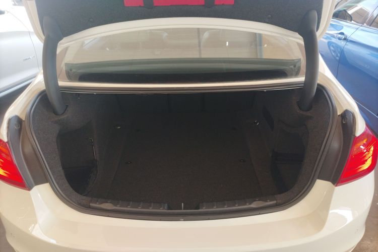 宝马3系 2015款 320i 时尚型机舱底盘23