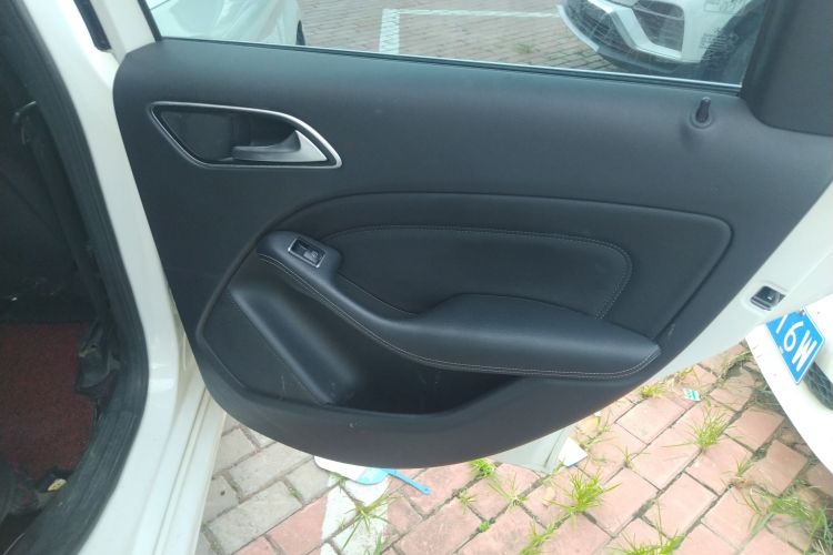 奔驰B级 2017款 B 200 动感型中控内饰45