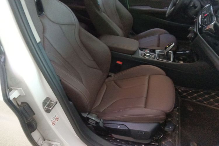 宝马1系 2022款 125i M运动曜夜版局部细节41